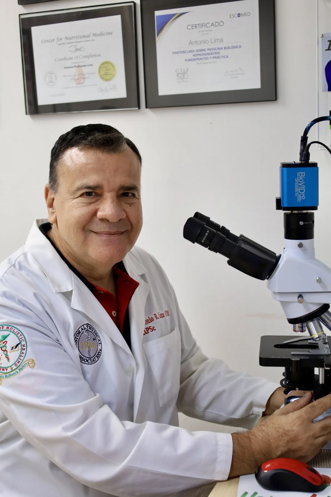 Análise do sangue vivo em microscópio de campo escuro